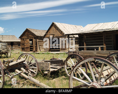 Chariots et de vieux bâtiments en bois rond Old Trail Town Cody Wyoming. Banque D'Images