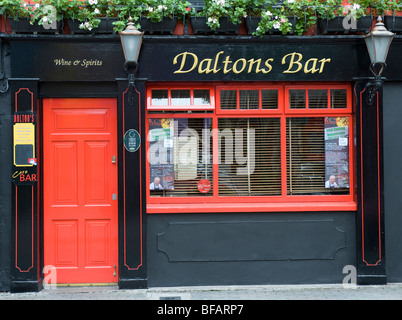 Vue extérieure de Daltons Bar, Kinsale, dans le comté de Cork, en République d'Irlande. Banque D'Images