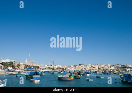 Les bateaux de pêche colorés traditionnels à Marsaxlokk à Malte. Banque D'Images