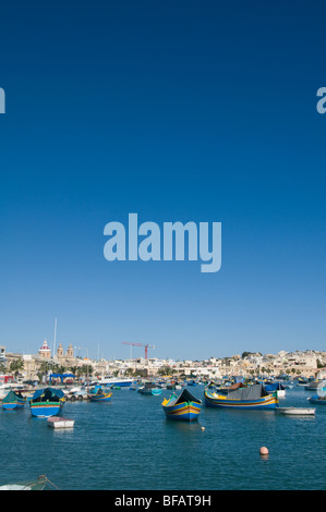 Les bateaux de pêche colorés traditionnels à Marsaxlokk à Malte. Banque D'Images