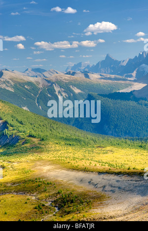 Vue de la section nord de la paroi rocheuse au sud du col Goodsir, le Parc National de Kootenay en Colombie-Britannique, Canada Banque D'Images