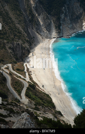 Plage de Myrtos Céphalonie - célèbre plage de sable blanc avec la mer bleue Banque D'Images