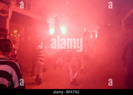 Lewes Bonfire Night procession. Les torches, de la fumée et des torches créer atmosphère magique en tant que membres de sociétés par Mars Bonfire Banque D'Images