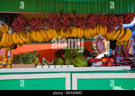 Stand de fruits frais à Scarborough sur Tobago Banque D'Images