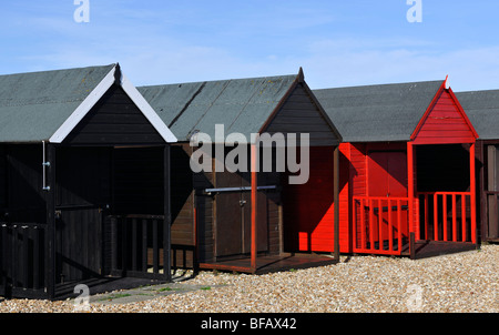 Cabines de plage au bord de l'eau, le Hampshire, Calshot, Angleterre, Royaume-Uni, Banque D'Images