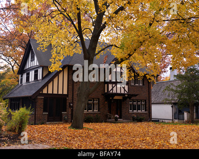 Belle grande maison de famille à l'automne. Toronto, Ontario, Canada. Banque D'Images