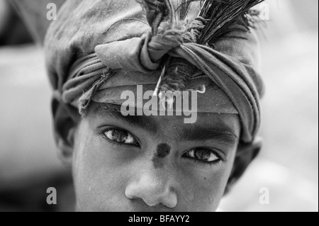 Petit garçon mendiant indien religieux, noir et blanc. L'Andhra Pradesh, Inde. Focus sélectif. Banque D'Images