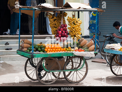 Carts vendant des fruits dans une ville indienne. L'Andhra Pradesh, Inde Banque D'Images