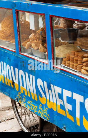 Panier de bonbons et collations de vente dans une rue de l'Inde. L'Andhra Pradesh, Inde Banque D'Images