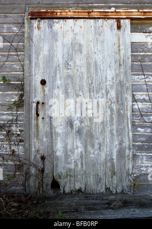 Vieille porte de grange coulissante en bois Banque D'Images