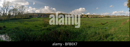 Le village d'Alfriston East Sussex, sur les South Downs avec un affluent de la rivière Cuckmere au premier plan Banque D'Images