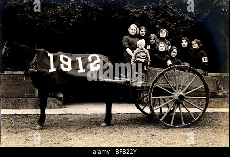 Huit filles de la classe de 1912 en chariot à cheval Banque D'Images