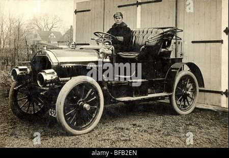 Homme avec Cher Roadster en face de Garage Banque D'Images