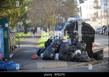 Des poubelles communales overfloiwing avec les ordures dans la région de Crescent Montpelier de Brighton et Hove centre-ville pendant une grève Banque D'Images