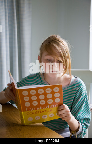 Une jeune fille lit un livre de l'élève. Banque D'Images