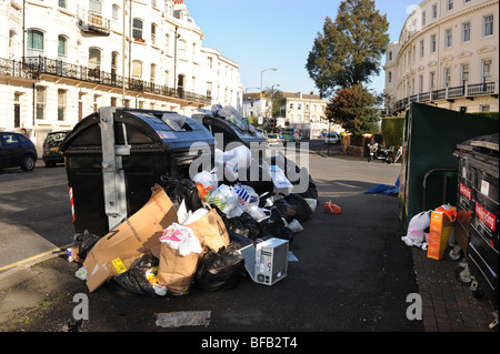 Des poubelles communales overfloiwing avec les ordures dans la région de Crescent Montpelier de Brighton et Hove centre-ville pendant une grève Banque D'Images