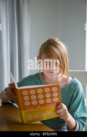 Une jeune fille lit un livre de l'élève. Banque D'Images