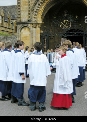 Choeur des garçons et des filles dans leurs robes à l'abbaye de Sherborne Dorset Banque D'Images