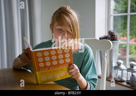 Une jeune fille lit un livre de l'élève. Banque D'Images