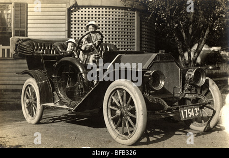 Deux petits frères au volant des voitures de tourisme de Willys Overland Banque D'Images