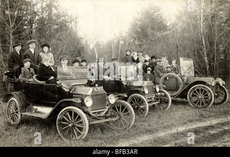 Trois voitures de tourisme rempli de fêtards Banque D'Images