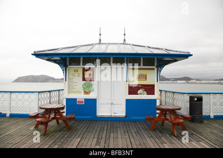 Kiosque sur le pier à Llandudno North Wales UK Banque D'Images