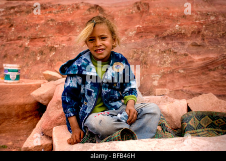 Jeune fille bédouine s'assit, Wadi Al-Farasa, Petra, Jordanie Banque D'Images