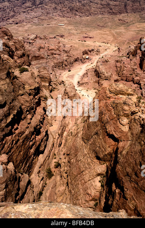 Vue vers le bas de la vallée rocheuse, Petra, Jordanie Banque D'Images