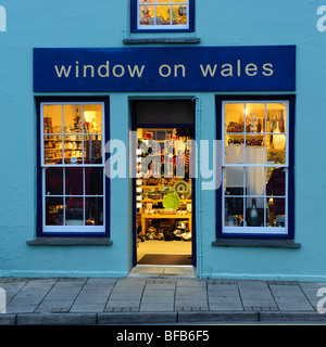 Fenêtre sur l'art et l'artisanat du pays de Galles et galerie shop à St Davids city, Pembrokeshire Wales UK, en début de soirée Banque D'Images