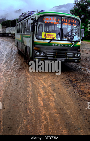 Tôt le matin, voyageant sur les routes du Laos en bus, à travers la province de Bokeo Banque D'Images