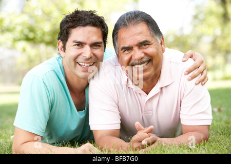 Père avec des profils Son In Park Banque D'Images