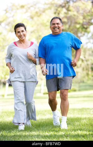 Senior Couple Jogging In Park Banque D'Images