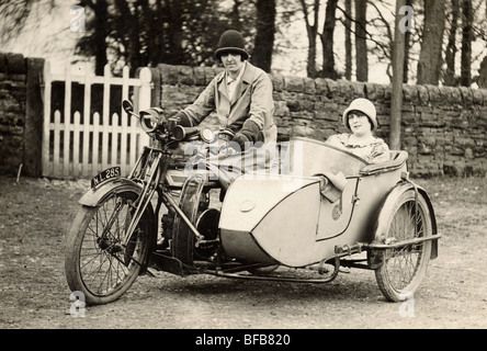 Deux femmes équitation & moto side-car Banque D'Images