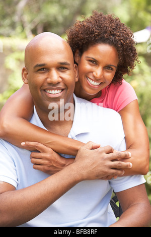 Jeune couple Hugging Outdoors Banque D'Images