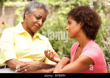 Femme senior d'être consolés par sa fille adulte Banque D'Images