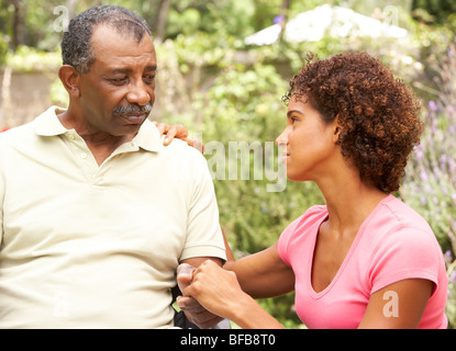 Hauts homme être consolés par sa fille adulte Banque D'Images