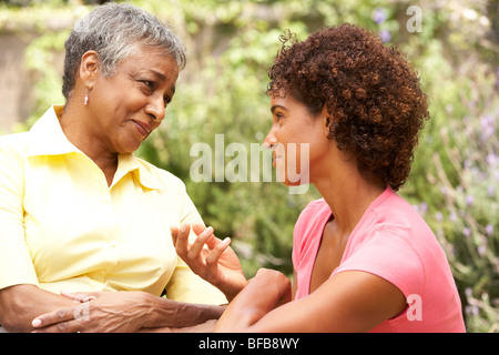 Femme senior d'être consolés par sa fille adulte Banque D'Images