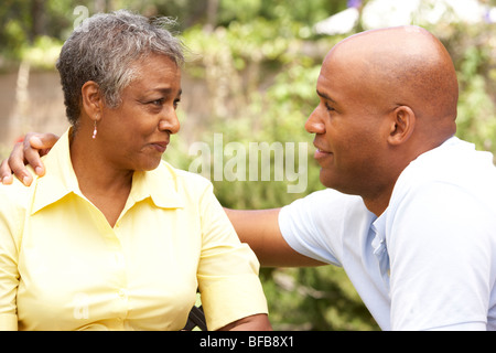 Femme senior d'être consolés par fils adultes Banque D'Images