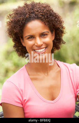 Portrait Of Smiling Young Woman Banque D'Images