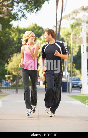 Jeune couple Jogging sur Street Banque D'Images