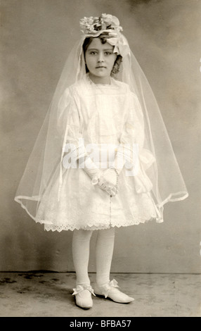 Petite fille sérieuse en première Communion Band Banque D'Images