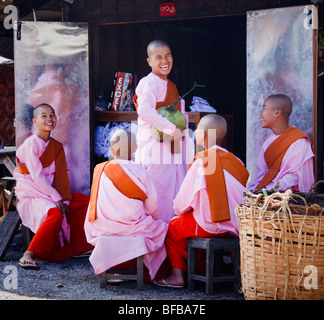 Cinq nonnes heureux sur un marché à Nyaungshwe, l'État Shan Banque D'Images