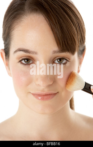 Teenage Girl Applying Make Up Banque D'Images