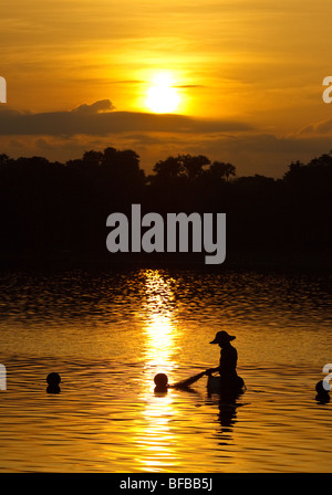 Pêcheur debout dans le lac Thaungthaman près du célèbre pont U Bein Banque D'Images