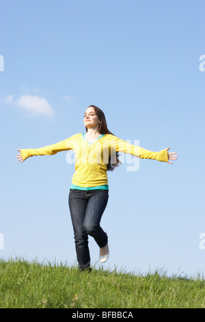 Adolescente qui traverse l'été Meadow Banque D'Images