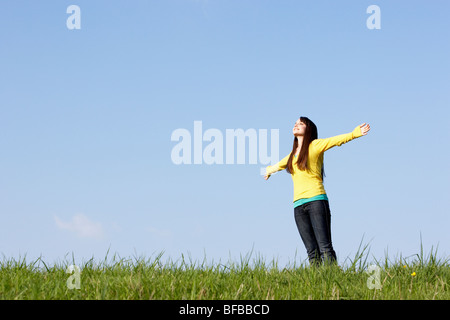 Teenage Girl standing in Summer Meadow Banque D'Images