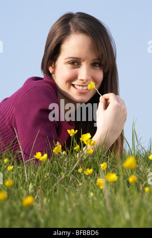 Teenage Girl Laying in Summer Meadow Banque D'Images