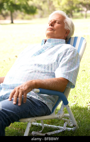 Senior Woman Relaxing In Park Banque D'Images