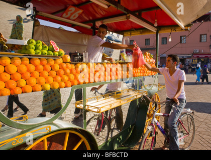 Marrakech, Maroc - fournisseur de jus d'Orange à la place Djemaa el-Fna place principale, dans la médina. Banque D'Images