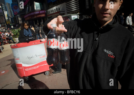 Coca-Cola distribue gratuitement des bouteilles de Coke diète durant un événement promotionnel à Times Square à New York Banque D'Images